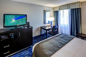 pokój hotelowy z łóżkiem i telewizorem z płaskim ekranem w obiekcie Holiday Inn Cleveland Northeast - Mentor, an IHG Hotel w mieście Mentor