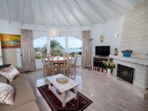 sala de estar con mesa y chimenea en Villa Casa Sanne by Interhome, en Calpe