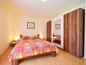 Postel nebo postele na pokoji v ubytování Apartment Fani-2 by Interhome