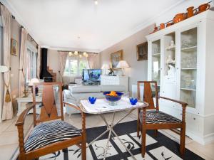 een woonkamer met een tafel, stoelen en een bank bij Villa Villa Albert by Interhome in Calpe +31 foto's