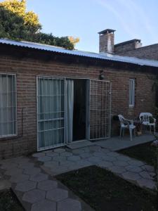 eine Terrasse eines Backsteinhauses mit Glasschiebetüren in der Unterkunft Departamento Belgrano in San Pedro
