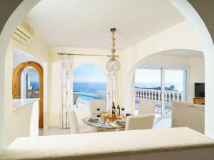 uma sala de jantar com vista para o oceano em Villa Villa Kalmias by Interhome em Cumbre del Sol