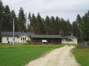 VanhamäkiにあるHoliday Home Ahola by Interhomeの畑の隣の未舗装の家