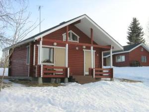een rood huis met sneeuw ervoor bij Holiday Home Kallela by Interhome in Jokijärvi