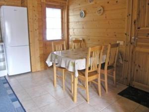 LahdenperäにあるHoliday Home Rusakko by Interhomeのキッチン(テーブル、椅子、冷蔵庫付)