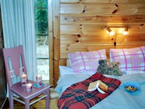 ein Schlafzimmer mit einem Bett mit zwei Teddybären darauf in der Unterkunft Holiday Home Hämeenhelmi by Interhome in Pätiälä