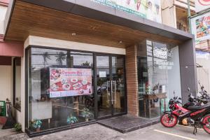 ein Geschäft vorne mit Motorrädern, die draußen geparkt sind in der Unterkunft La Fiesta Hotel in Iloilo City
