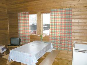 JokijärviにあるHoliday Home Herkkola by Interhomeのリビングルーム(テーブル、窓付)