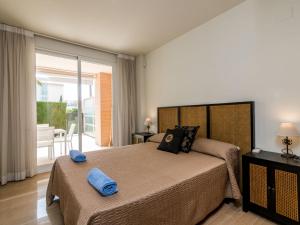 A bed or beds in a room at Apartment Golde Gardens by Interhome Még 16 kép