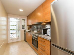 A kitchen or kitchenette at Apartment Golde Gardens by Interhome