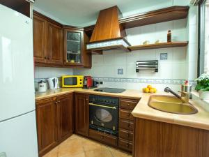 eine Küche mit Spüle und Herd oberen Backofen in der Unterkunft Holiday Home Lencant by Interhome in Alcúdia + 14 Fotos
