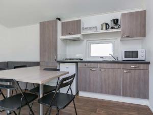 Een keuken of kitchenette bij Holiday Home Hengelhoef-24 by Interhome