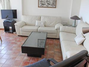 salon z kanapą i stolikiem kawowym w obiekcie Apartment El Rocío by Interhome w mieście Torremolinos