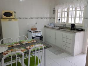 Kitchen o kitchenette sa Condominio Folhas Secas