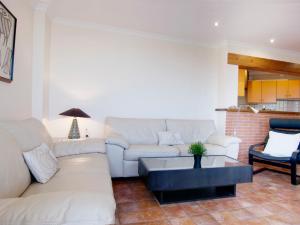 salon z białą kanapą i stolikiem kawowym w obiekcie Apartment El Rocío by Interhome w mieście Torremolinos