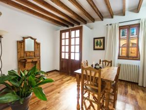 ein Esszimmer mit einem Holztisch und Stühlen in der Unterkunft Holiday Home Lencant by Interhome in Alcúdia