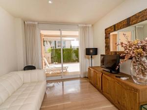 A television and/or entertainment centre at Apartment Golde Gardens by Interhome