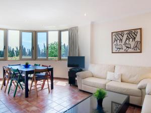 salon z kanapą i stołem w obiekcie Apartment El Rocío by Interhome w mieście Torremolinos +22 zdjęcia