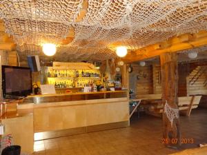 a bar in a restaurant with a wooden ceiling at Külalistemaja Vehendi Motell in Vehendi