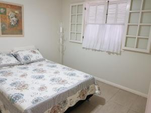sypialnia z łóżkiem i oknem w obiekcie Condominio Folhas Secas w mieście Conservatória