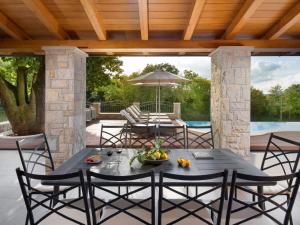 Patio alebo iná vonkajšia časť ubytovania Villa Vlastelini by Interhome