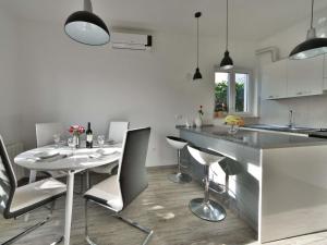 Kuchyň nebo kuchyňský kout v ubytování Apartment Karlo by Interhome + 10 fotografií