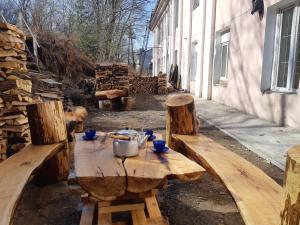ウラジオストクにあるゲストハウス ラスヴェットの木製テーブル(青い鉢付)