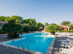 Bazén v ubytovaní Holiday Home Gineprino-7 by Interhome alebo v jeho blízkosti