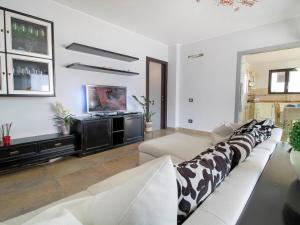Televisyen dan/atau pusat hiburan di Villa Serra by Interhome