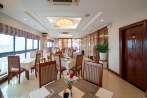 Khu vực ghế ngồi tại Hanoi Larosa Hotel