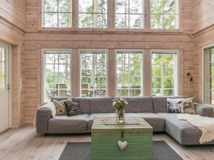 un soggiorno con un divano e un tavolo di Holiday Home Apilan rauha by Interhome a Kerttee