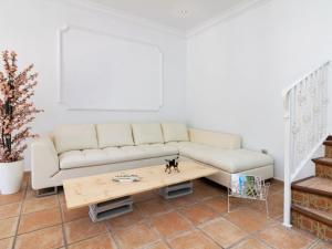 uma sala de estar com um sofá e uma mesa de centro em Holiday Home Villa Ebano by Interhome em Torremuelle