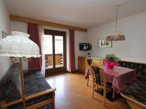 Televízia a/alebo spoločenská miestnosť v ubytovaní Residence Rottonara