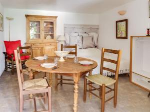 uma sala de jantar com uma mesa e cadeiras e uma cama em Studio Village de Bormes les Mimosas by Interhome em Bormes-les-Mimosas