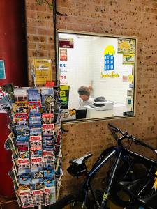 un vélo garé devant un magasin avec comptoir dans l'établissement Newtown Backpackers, à Sydney