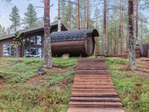 een huis met een houten trap daarheen bij Holiday Home Livontähti by Interhome in Isoniemi