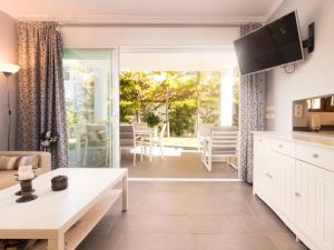 Nhà bếp/bếp nhỏ tại Holiday Home El Dorado Playa - Villa La Roca by Interhome