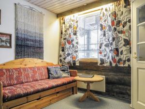 SyöteにあるHoliday Home Revontuli 2 by Interhomeのソファ、テーブル、窓が備わる客室です。