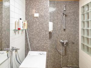 ターコブオリにあるHoliday Home Tahko 4seasons 3 by Interhomeのバスルーム(シャワー、トイレ、洗面台付)