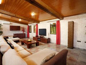ein Wohnzimmer mit einem Sofa und einem TV in der Unterkunft Holiday Home L'Aldea by Interhome in L'Aldea