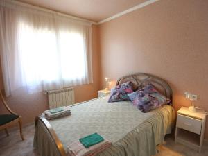 ランポーヤにあるVilla Casa escorpion by Interhomeのベッドルーム1室(枕2つ、窓付)