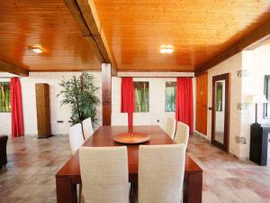 - une salle à manger avec une table et des chaises en bois dans l'établissement Holiday Home L'Aldea by Interhome, à L'Aldea