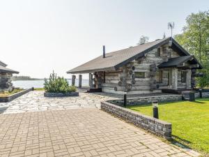 eine Steinhütte mit einer steinernen Einfahrt davor in der Unterkunft Holiday Home Villa pärla by Interhome in Myllykangas