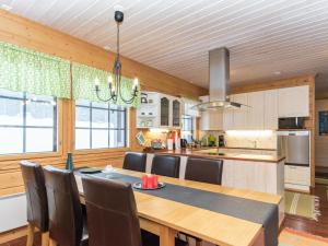 uma cozinha com uma mesa de jantar e cadeiras em Holiday Home Virransivu by Interhome em Kaipiainen