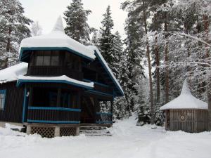 un bâtiment avec de la neige au-dessus dans l'établissement Holiday Home Kiviniemi by Interhome, à Tohmajärvi