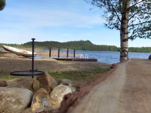 einen Weg neben einem Wasserkörper mit einem Boot in der Unterkunft Holiday Home Kiviniemi by Interhome in Tohmajärvi