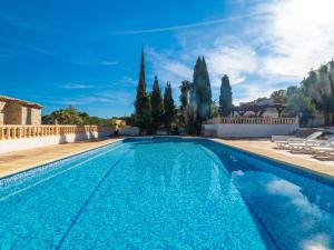 Bazén v ubytování Holiday Home Sunshine by Interhome nebo v jeho okolí