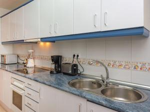 Una cocina o zona de cocina en Apartment Dragos by Interhome