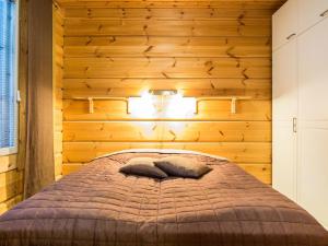 ターコブオリにあるHoliday Home Rentotahko by Interhomeの木製の壁のベッドルーム1室(ベッド1台付)