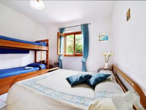 En eller flere senge i et værelse på Apartment Terrazza Cala Rossa by Interhome